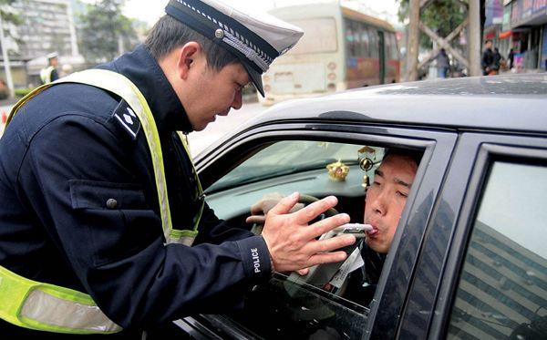 在國外酒駕會怎麼樣呢？新加坡查到第二次酒駕，將會被鞭子抽打 汽車 第2張