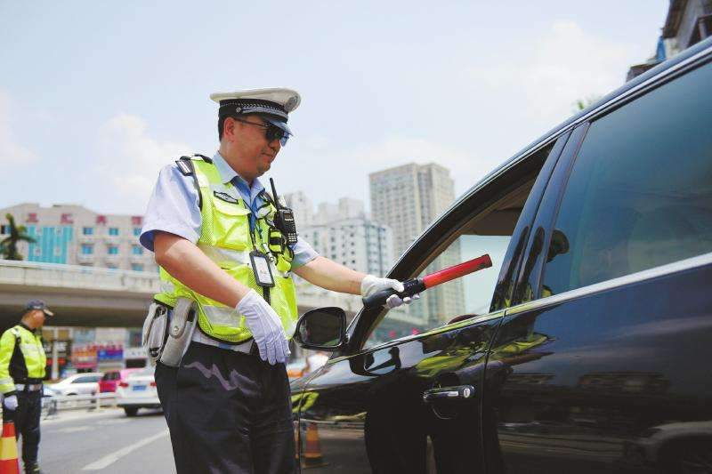 在國外酒駕會怎麼樣呢？新加坡查到第二次酒駕，將會被鞭子抽打 汽車 第3張