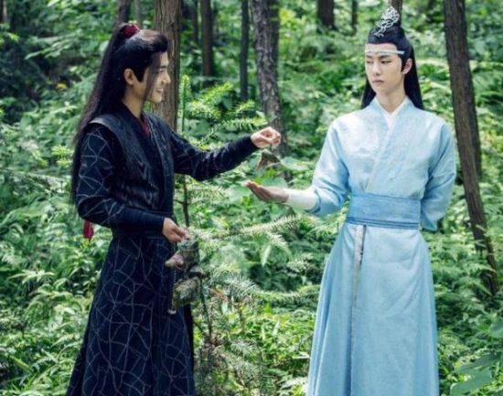 陳情令》花絮：王一博帶孩子，肖戰一臉慈母笑，一家三口真甜蜜– 尋夢戲劇