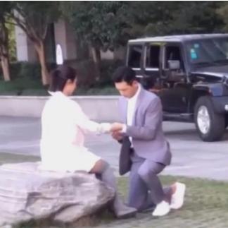 韓商言向佟年下跪求婚，「總裁蹲」實力搶鏡，網友：模仿不來 戲劇 第1張