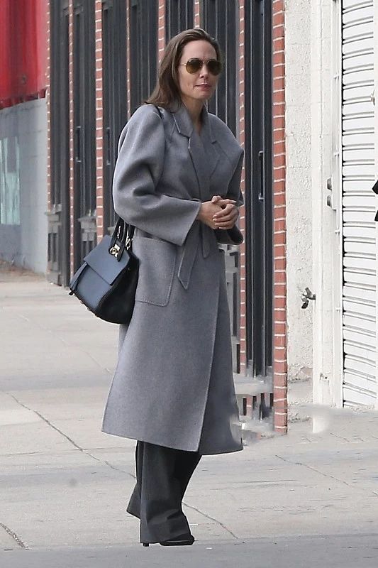 安吉麗娜·裘莉街拍：灰色大衣搭配闊腿褲，背著皮包就是成熟御姐 時尚 第1張