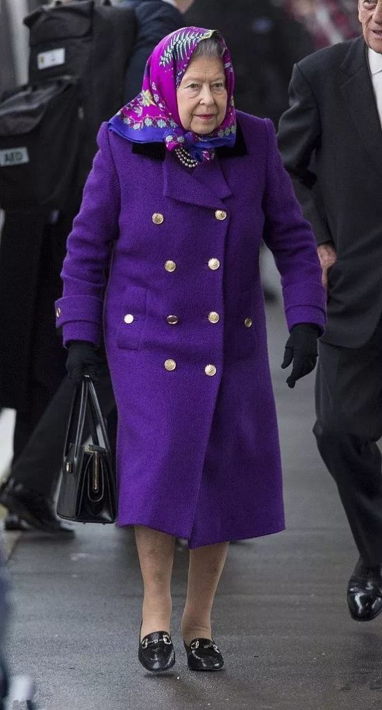 92歲英國女王告別「光腿」造型，穿長筒靴搭配大衣，時髦又保暖 時尚 第1張