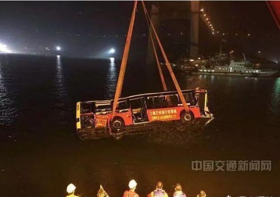 重慶墜江公車已經打撈上岸，遇難者家屬該找誰索賠？ 時尚 第1張