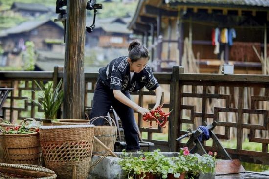 張子楓比例真好，穿印花襯衫牛仔褲，身高160卻穿出「大長腿」 時尚 第1張