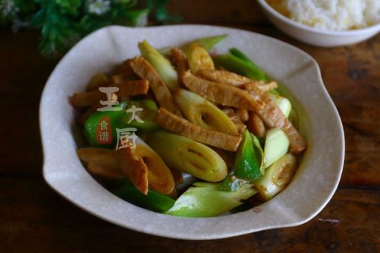 好吃的家常菜——大蔥炒肉段，肉段鮮香筋道好吃，下酒下飯都適合 美食 第1張