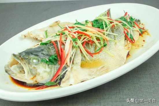 廚師長分享清蒸鱸魚的做法，鮮嫩無腥味，這蒸魚技巧值得學習 美食 第1張