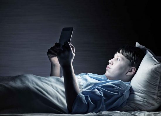 長期躺著玩手機，會給身材帶來3個「成果」，需及時休止 健康 第1張