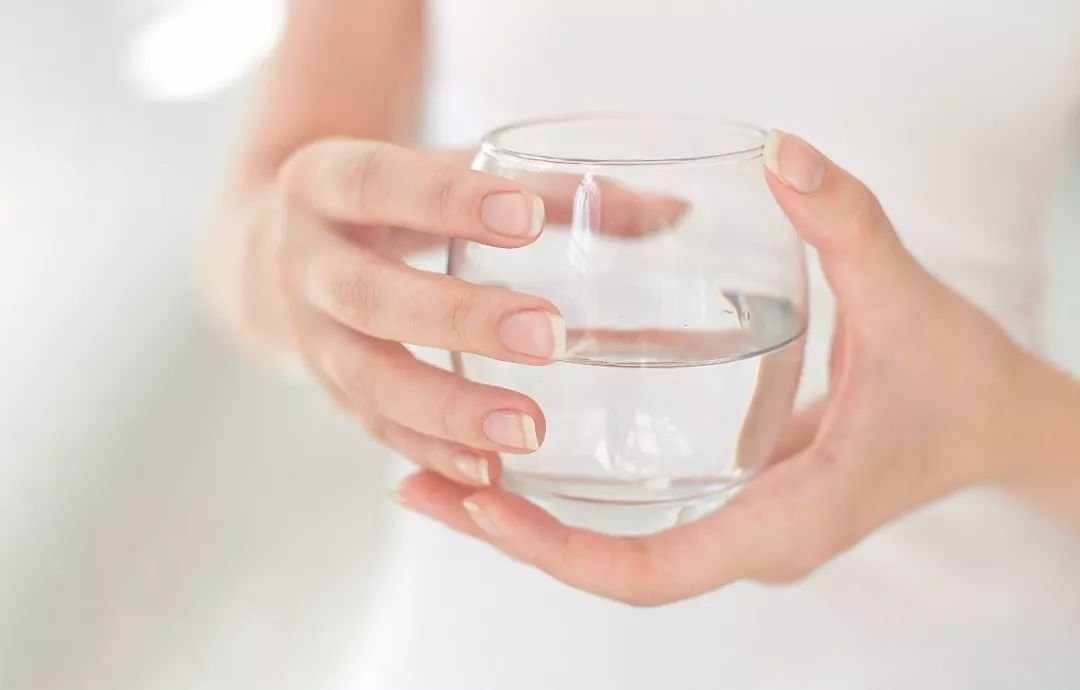 不會喝水就別談養生！晨起喝水3大禁忌，傷腎毀心還致癌，95%的人都會犯 健康 第4張