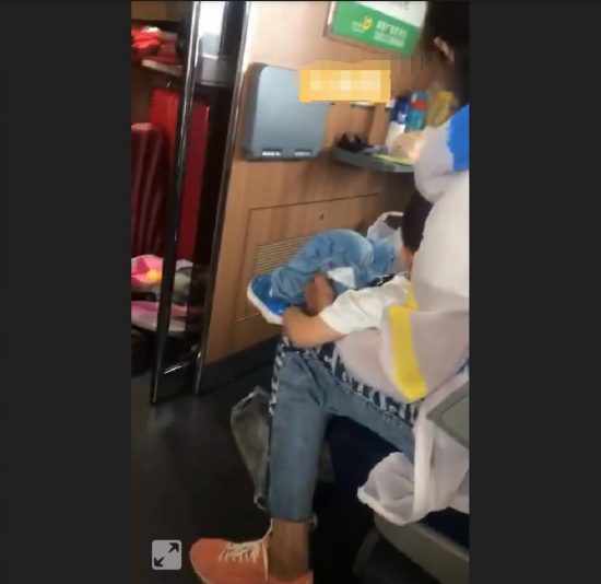 高鐵上年輕媽媽在座位上抱著男童上大廁，全然掉臂其他乘客感受 未分類 第1張