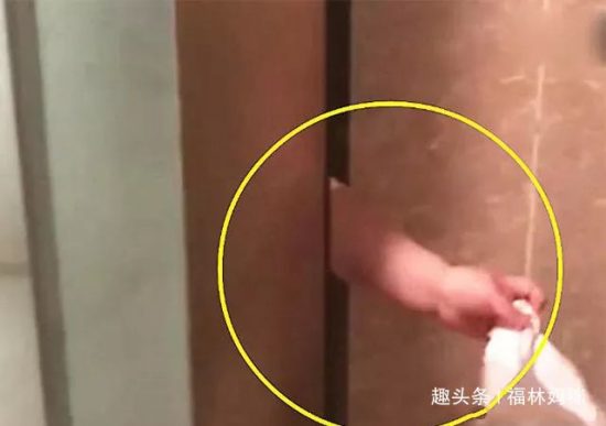 媽媽上廁所沒紙了叫人幫忙，孩子的反應讓人哭笑不得 親子 第1張