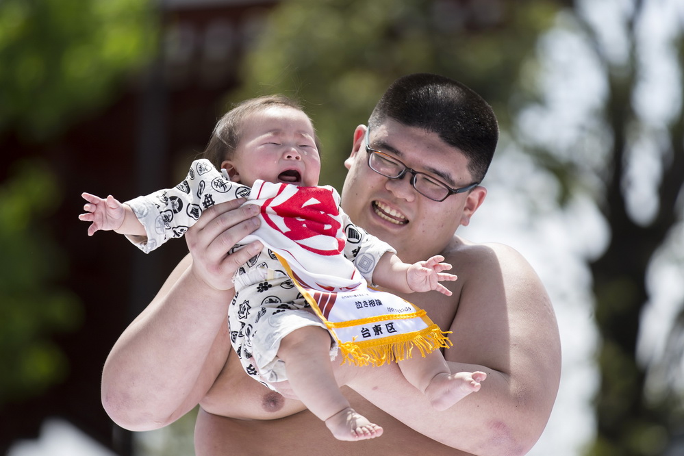 日本舉行「寶寶哭」相撲賽 哭聲最大嬰兒獲勝 親子 第4張