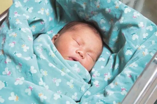 寶寶出生體重輕就要住保溫箱？一起熟悉早產寶寶的「暖房」 親子 第1張