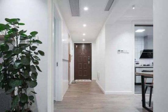 110平三房室，白牆+原木色溫潤舒適，電視牆、餐邊櫃最實用 家居 第1張