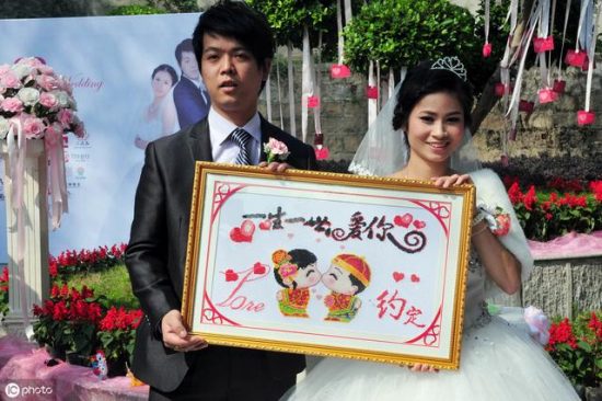 弟弟結婚，我資助五萬，丈夫因這件事和我吵了十年 情感 第1張