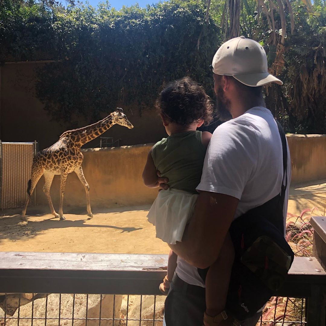 邁卡威曬與妻子女兒同遊洛杉磯動物園的照片 運動 第1張