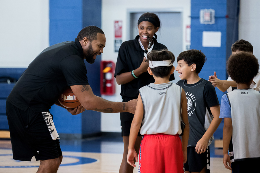 NBA官網發布西奧-平森參加籃網青少年籃球訓練營圖集 運動 第1張