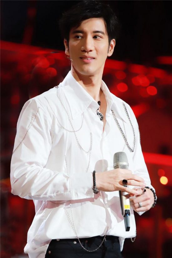 王力宏出席發布會，白襯衫搭配黑色長褲俊美優雅，哪裡像43歲 娛樂 第2張