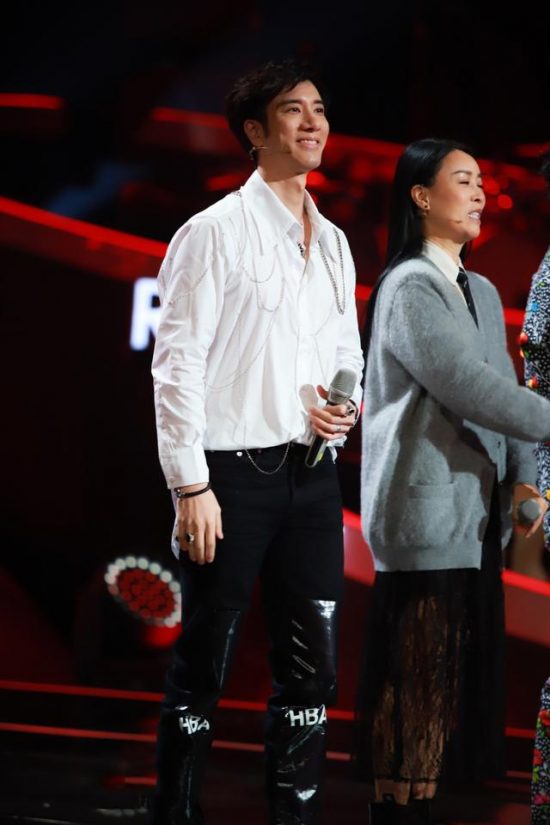 王力宏出席發布會，白襯衫搭配黑色長褲俊美優雅，哪裡像43歲 娛樂 第8張