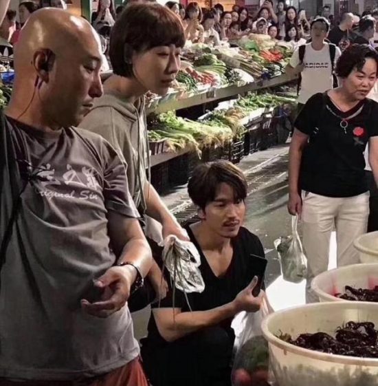 林志玲蜜月歸來，機場用娃娃遮擋小腹，言承旭現身菜市場略顯滄桑 娛樂 第4張