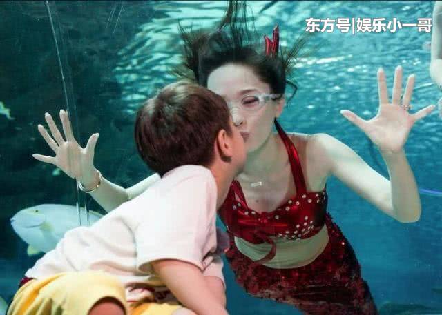 38歲的霍思燕：為他穿泳衣扮成美人魚，隔著玻璃大方kiss！ 娛樂 第4張