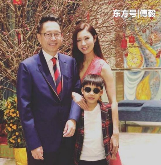 李嘉欣全家國外度假畫風悠閒，兒子已長到母親肩頭互動超有愛！ 娛樂 第2張