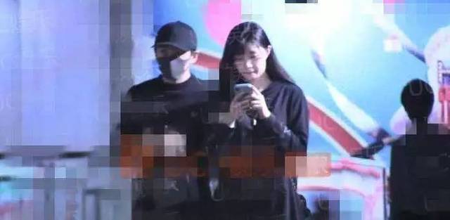 原創 剛上節目表白沈月，轉頭就和圈外女友摟摟抱抱！假裝乖乖仔？ 娛樂 第8張