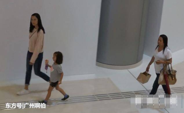 吳彥祖太太攜女兒逛街，固然打扮普通，但仍將腿長優勢完美呈現 娛樂 第4張