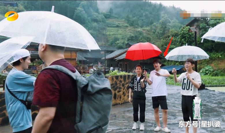 張子楓雨中送別陳赫，誰注意到彭昱暢做了什麼？關係好不好很明顯 娛樂 第6張