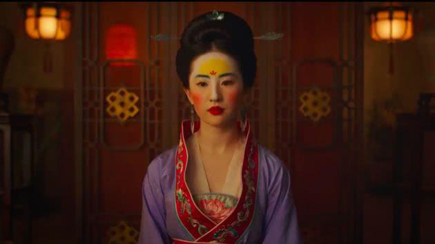 劉亦菲憑《花木蘭》預告片屠版熱搜，這個木蘭的妝容真的槽點滿滿嗎？ 娛樂 第25張