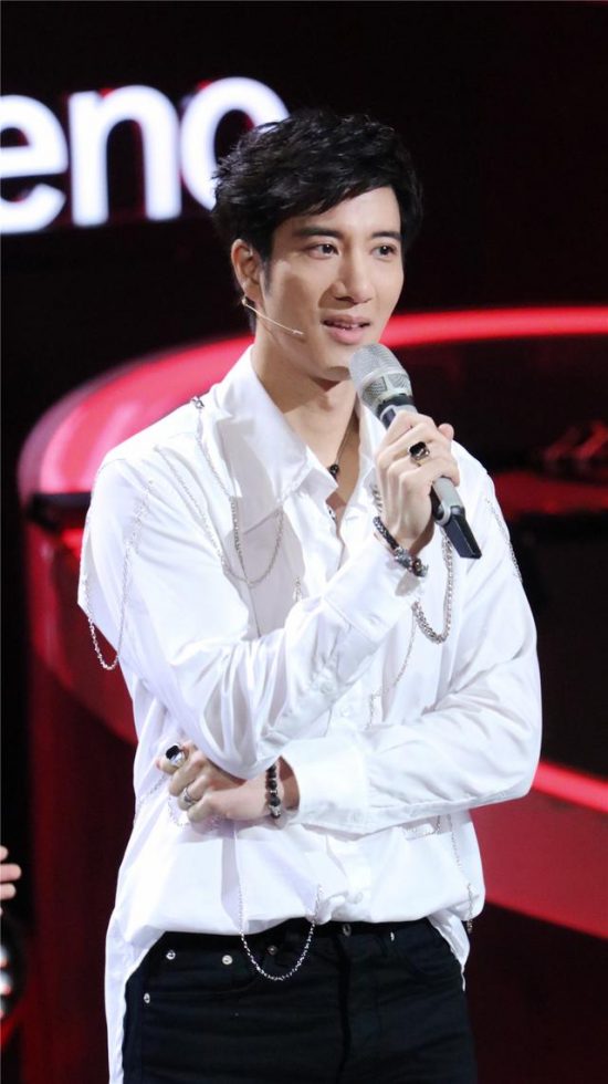 王力宏出席發布會，白襯衫搭配黑色長褲俊美優雅，哪裡像43歲 娛樂 第3張