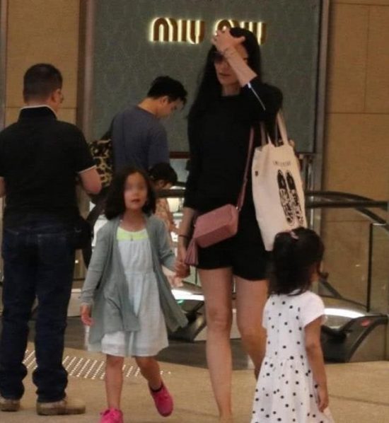 吳彥祖六歲女兒近照曝光，身穿藍色長裙，嬌俏可愛顏值超高！ 娛樂 第5張
