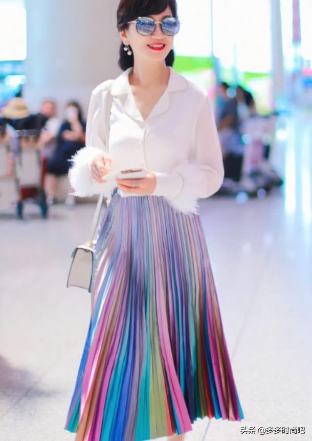 趙雅芝穿彩虹條紋裙，面帶微笑似桃花，64歲像24歲美少女 娛樂 第1張