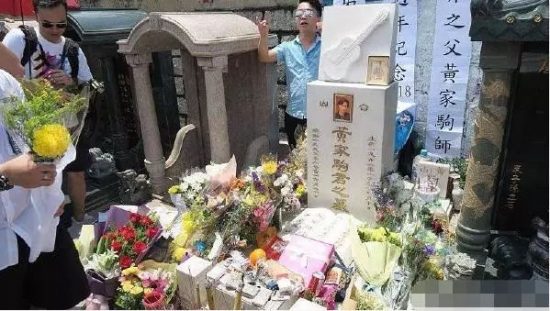 黃家駒墓碑被破壞，粉絲表示憤怒又無奈，網友：極端的愛！ 娛樂 第2張