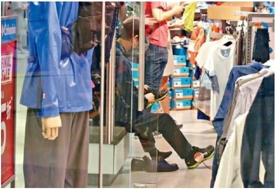 鄭少秋逛特價鞋區購物，72歲的他腰桿挺直，看起來風度翩翩 娛樂 第2張