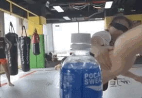 46歲李冰冰踢瓶蓋，網友：誰都能做到 娛樂 第14張