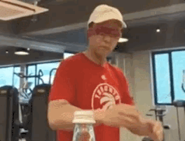 46歲李冰冰參與「瓶蓋挑戰」，網友吐槽：踢得沒有靈魂 娛樂 第13張