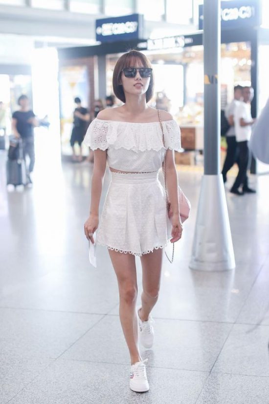 張嘉倪背2萬Chanel包出行，穿白裙美如小仙女，大秀美肩衣品超讚 娛樂 第8張
