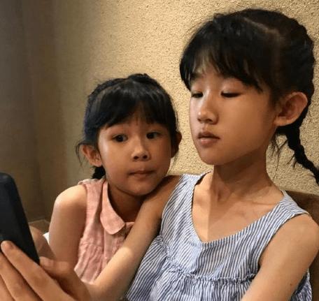 黃磊13歲女兒多多頻繁換發色引熱議，陸毅兩個女兒近照長得太像了 娛樂 第3張