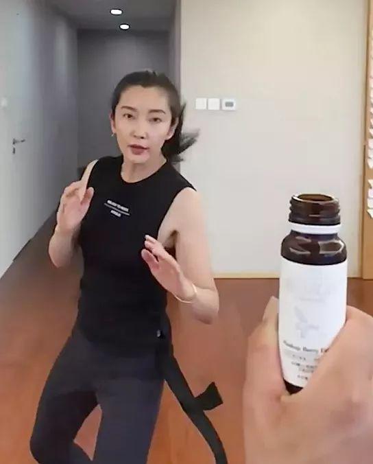 46歲李冰冰踢瓶蓋，網友：誰都能做到 娛樂 第2張