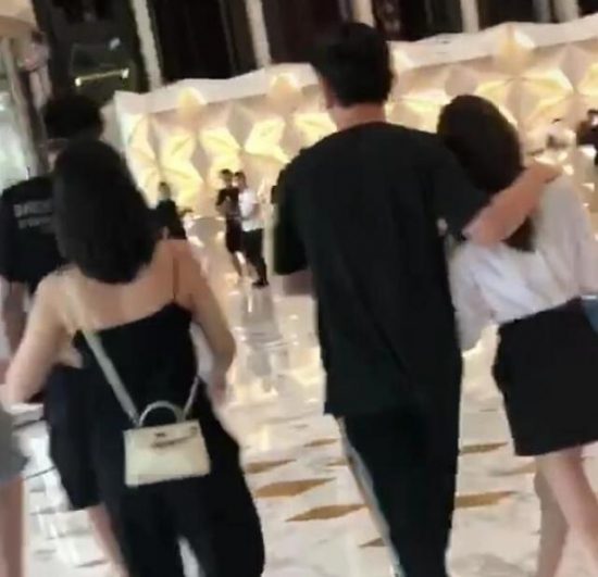 王思聰帶三位正妹同行，被正妹踩掉鞋子不賭氣，摟著女友往前走 娛樂 第4張