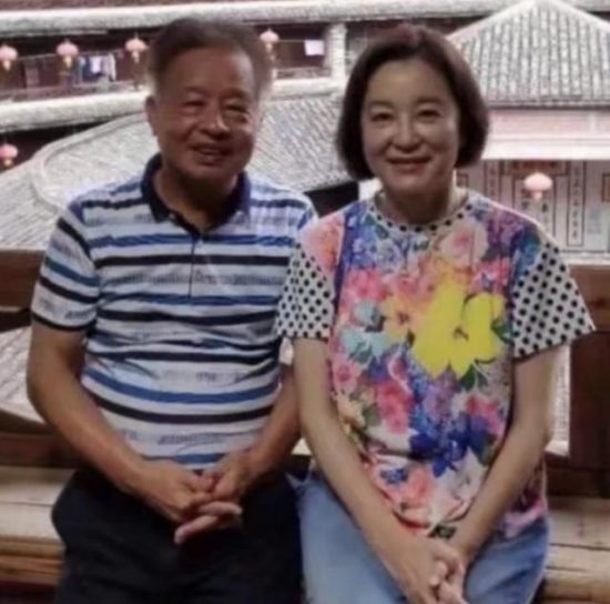 65歲林青霞旅遊被偶遇，路人求合影概不拒絕，平易近人 娛樂 第1張