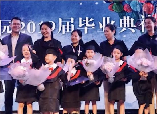 育兒：姚晨曬兒子幼稚園畢業儀式，甜馨意外同框，原來兩人是同學 娛樂 第2張