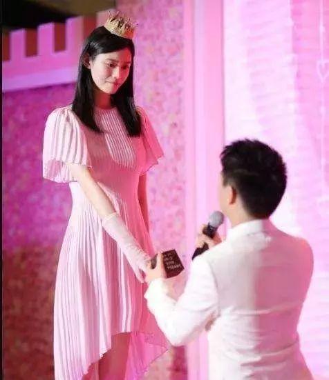 拍結婚證件照流行穿白襯衫？唐藝昕之後，奚夢瑤也這麼穿 娛樂 第1張