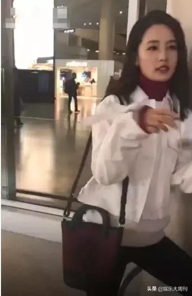 李沁低調現身機場，被粉絲強烈要求摘眼鏡後，網友：我沒眼花吧？ 娛樂 第3張