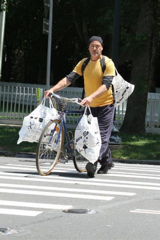 鋼鐵人的退休生活？小羅伯特·唐尼穿平民裝踩單車購物 娛樂 第5張