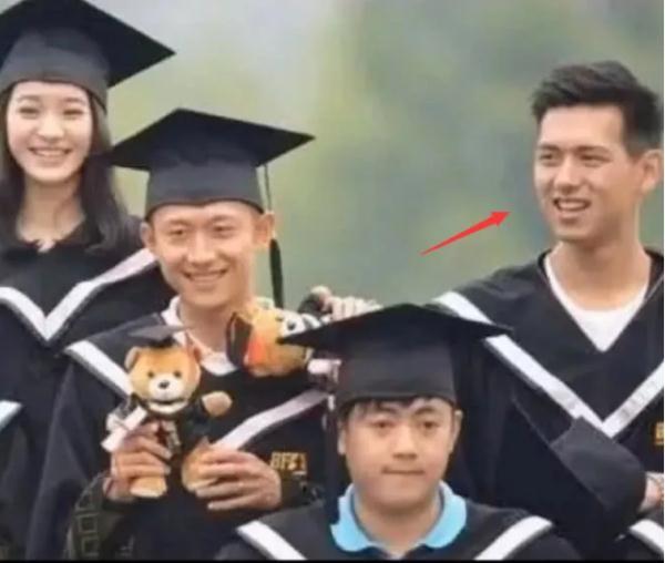 張一山和楊紫的畢業照，卻發現李現，網友：韓商言本人 娛樂 第4張
