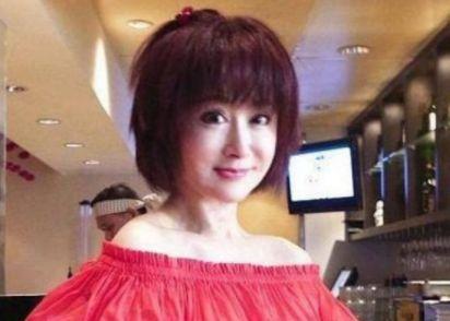 趙雅芝老了，斯琴高娃老了，林青霞也年紀大了，而她73歲仍像30歲 娛樂 第4張