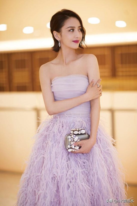 佟麗婭蠟像揭幕，完美復刻丫丫高顏值，穿一身夢幻紫羽毛裙太美了 娛樂 第5張