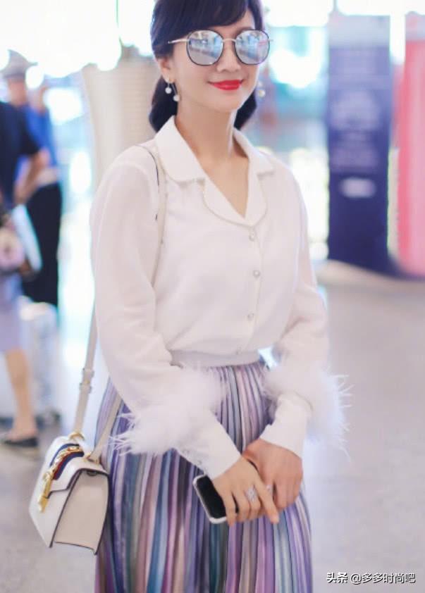趙雅芝穿彩虹條紋裙，面帶微笑似桃花，64歲像24歲美少女 娛樂 第3張