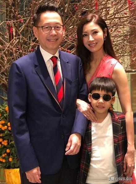 李嘉欣夫妻現身鄭秀文演唱會，十指緊扣秀恩愛，卻被嘉欣駝背搶鏡 娛樂 第7張